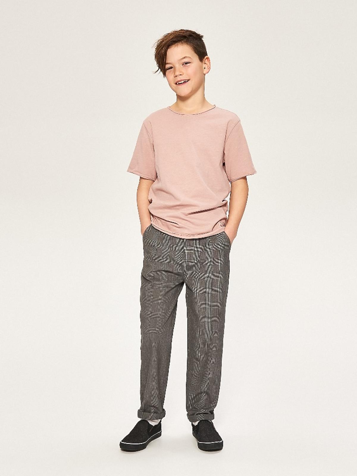 różowy t-shirt i materiałowe spodnie dla chłopca Reserved