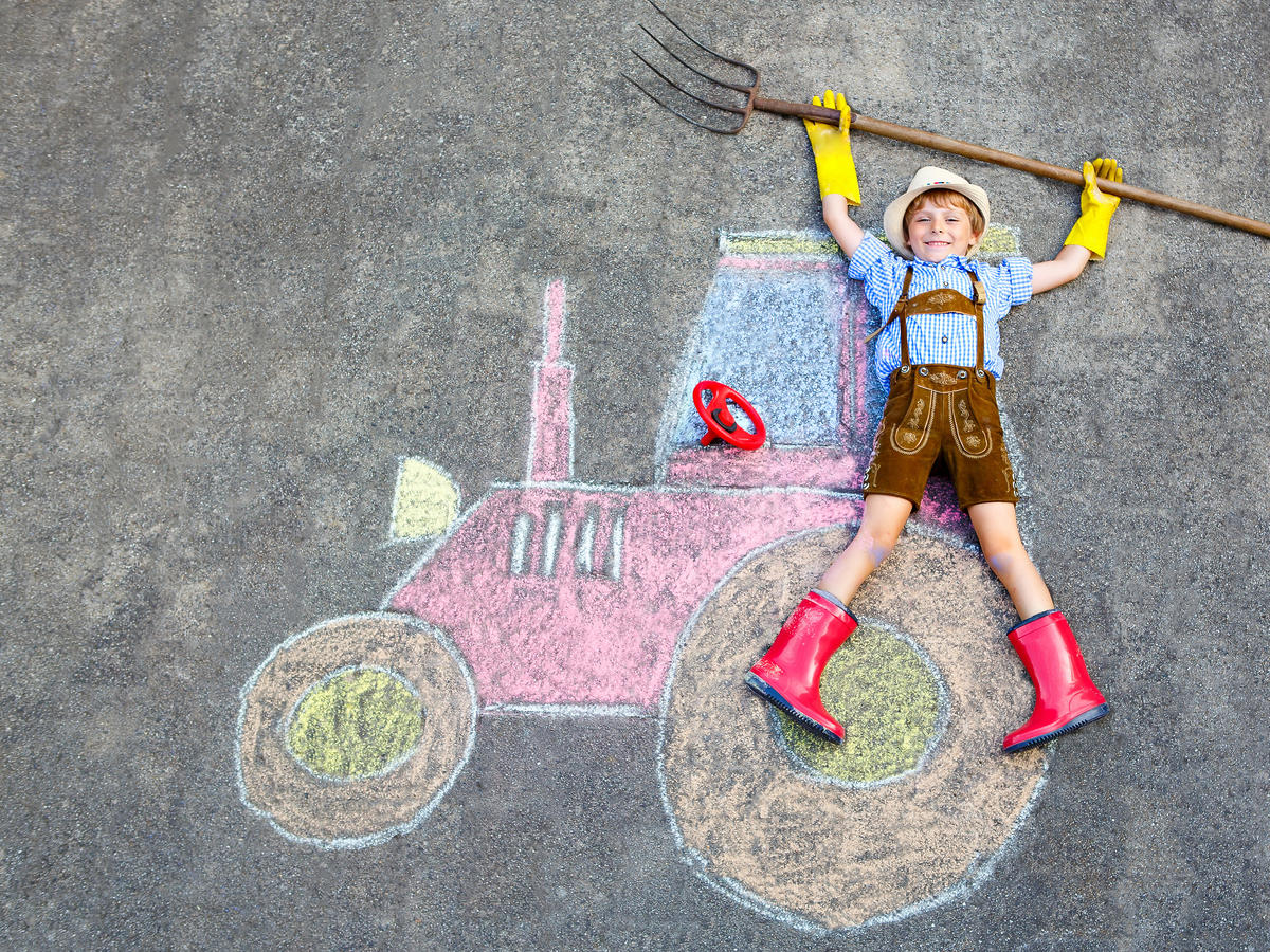 Rysunek na ulicy traktor i chłopiec