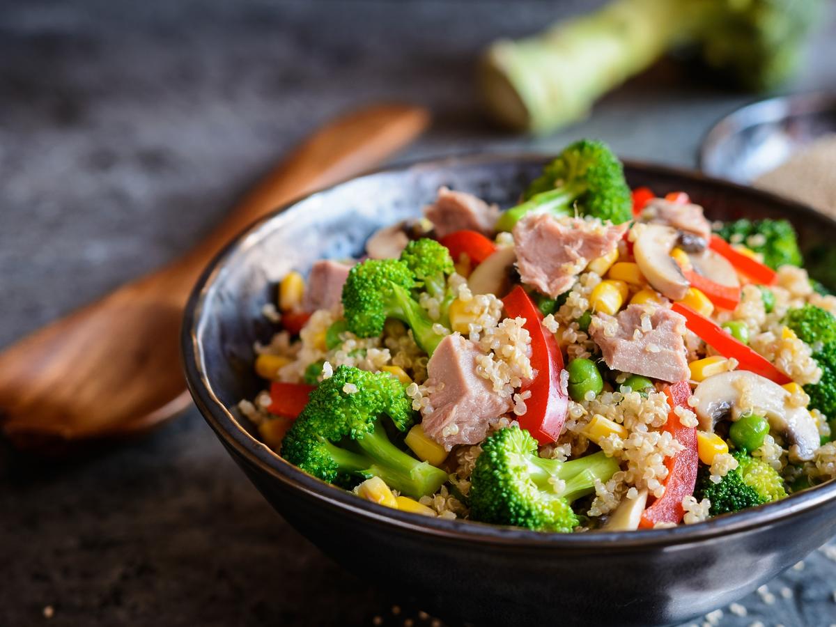 Sałatka z tuńczykiem i brokułem - przepis