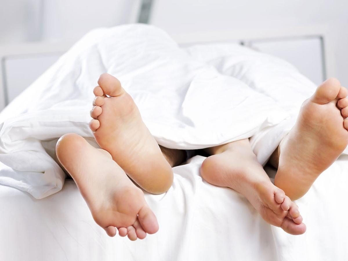 seks po porodzie, para w łóżku