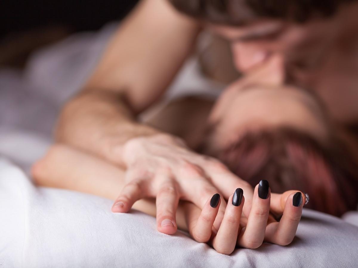 Seks, współżycie, para w łóżku, kobieta i mężczyzna, seks na zdrowie, zalety seksu