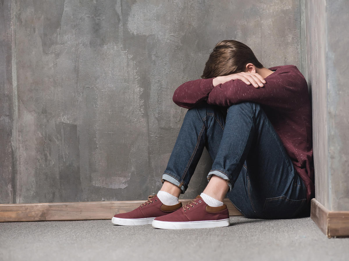 Smutny nastolatek z depresją