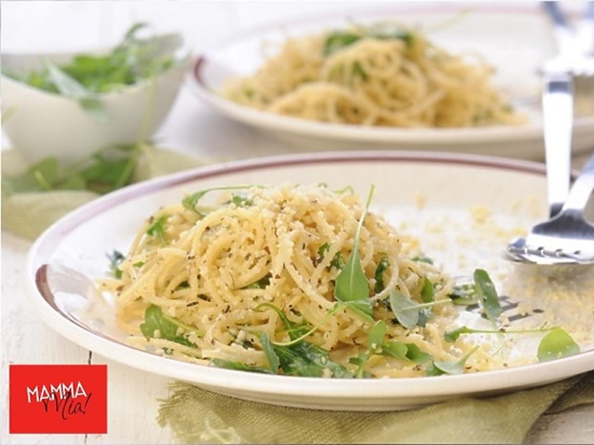 Spaghetti z migdałowym parmezanem, oregano i rukolą - przepis na obiad