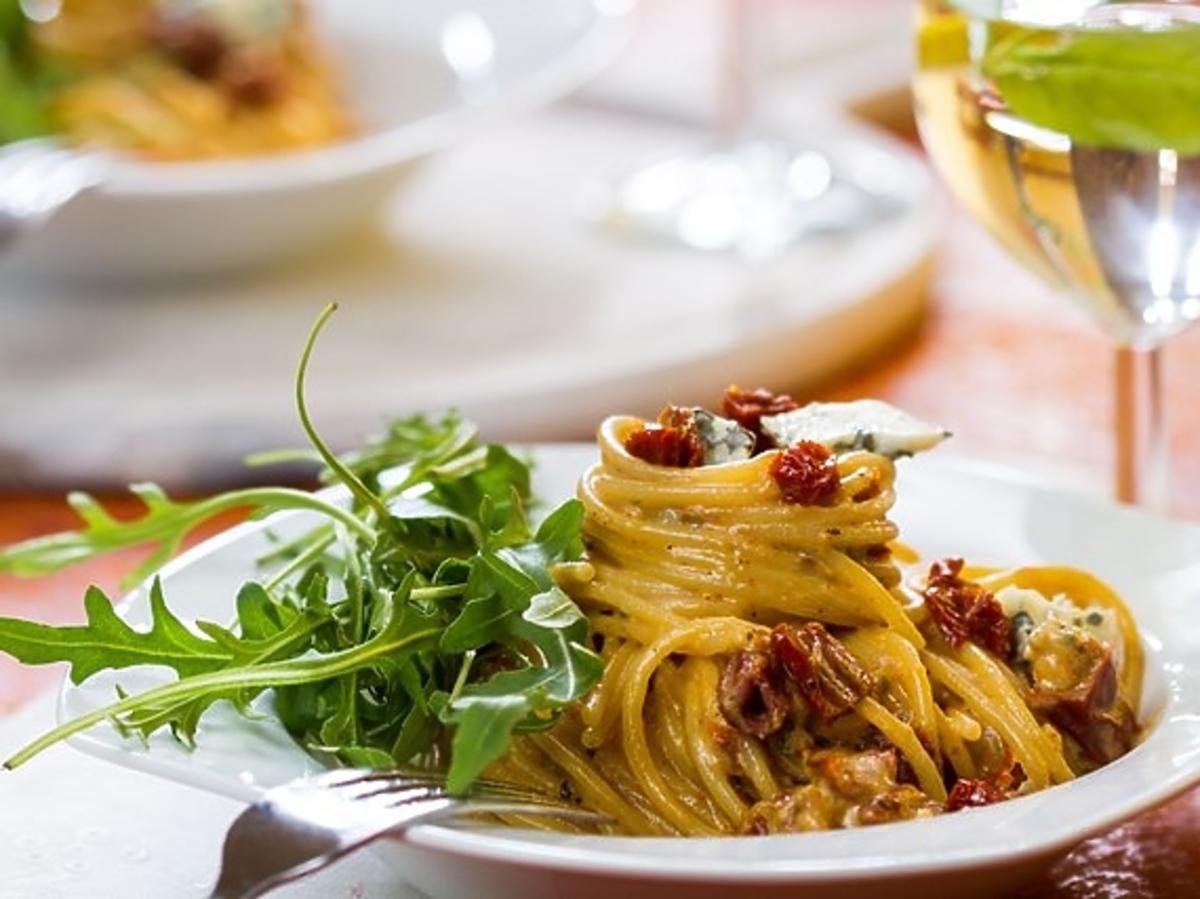 Spaghetti z suszonymi pomidorami, gorgonzolą i rukolą