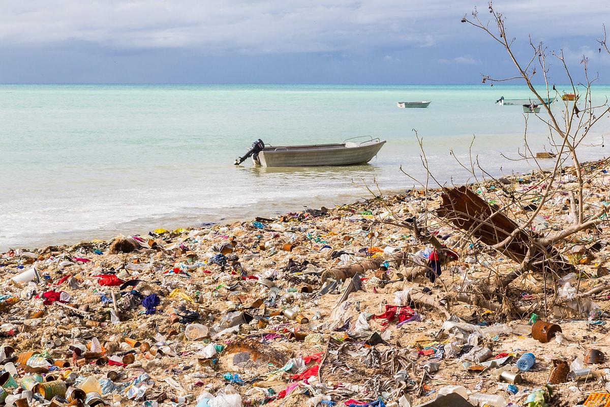 sprzątanie świata śmieci w morzu