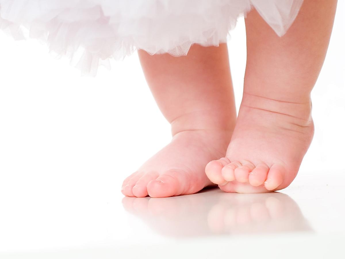 stopy dziecka, nóżki, nogi, nauka chodzenia, pierwsze kroki