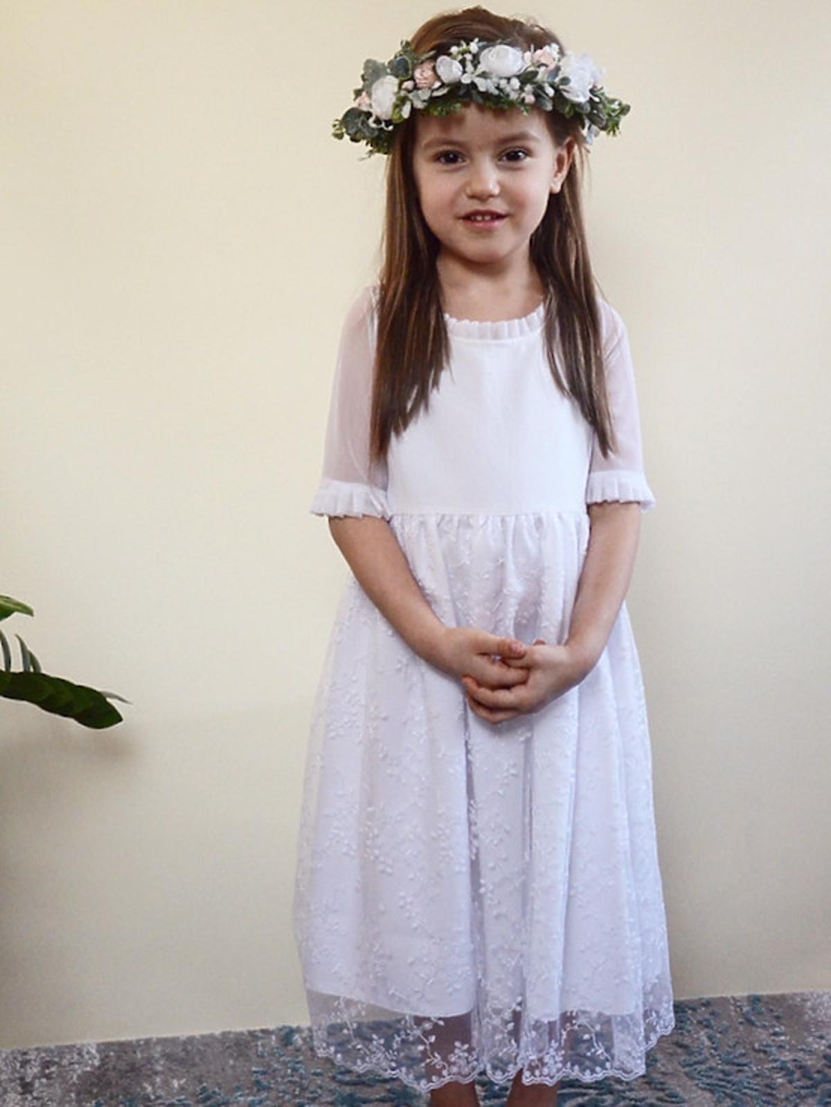 sukienka komunijna odpowiednia dla małej dziewczynki