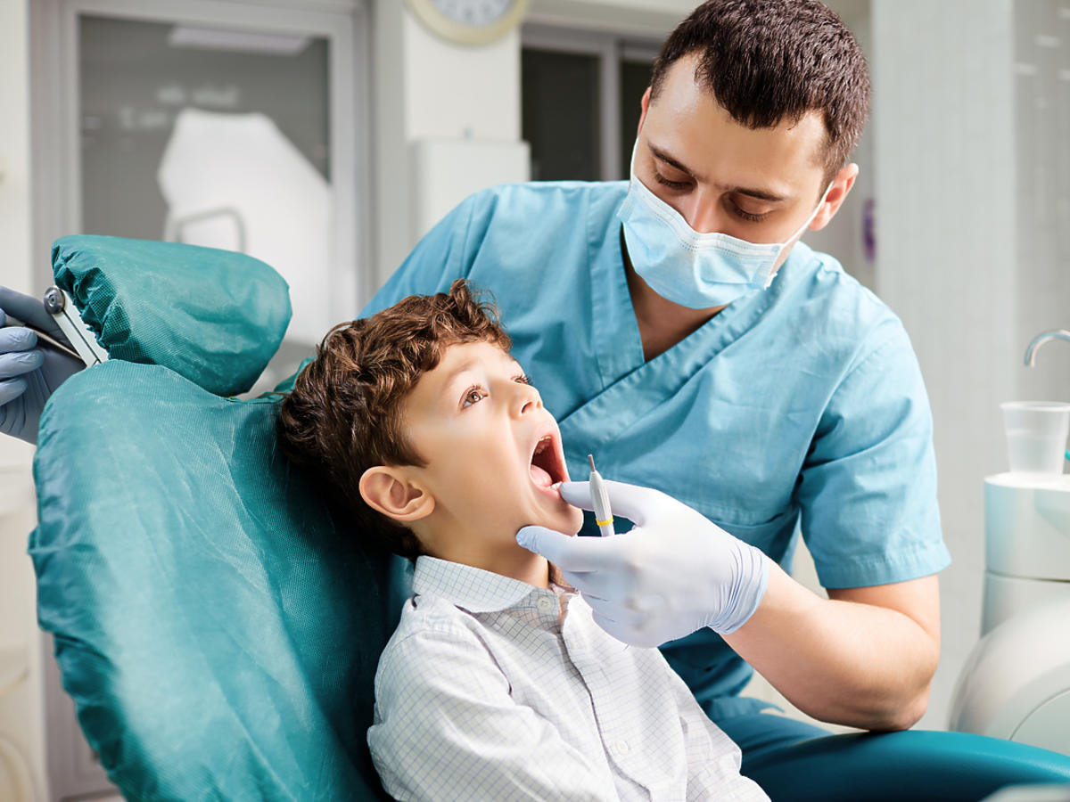 Światowa Organizacja Zdrowia zaleca, by ograniczyć wizyty u stomatologa