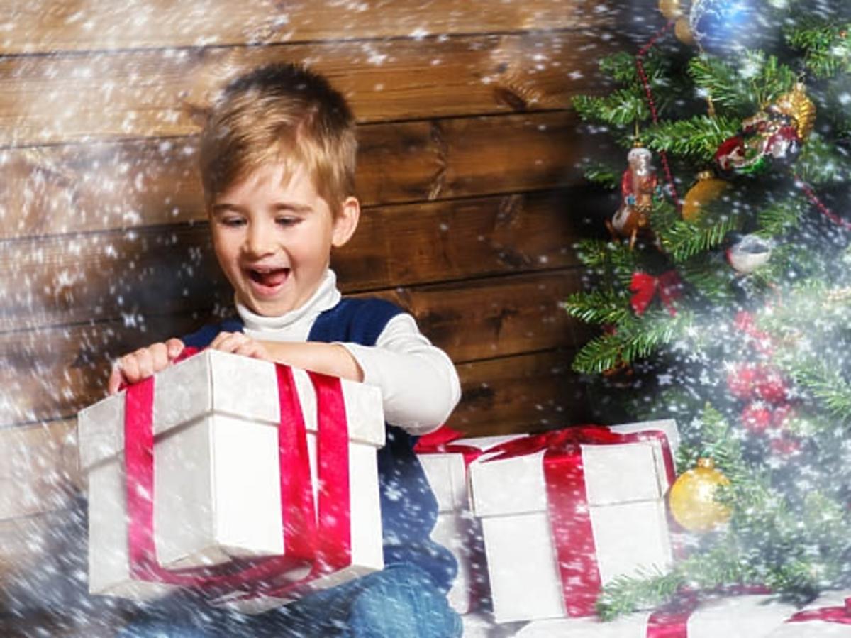 święta, prezent, prezenty, chłopiec, przedszkolak, prezent świąteczny