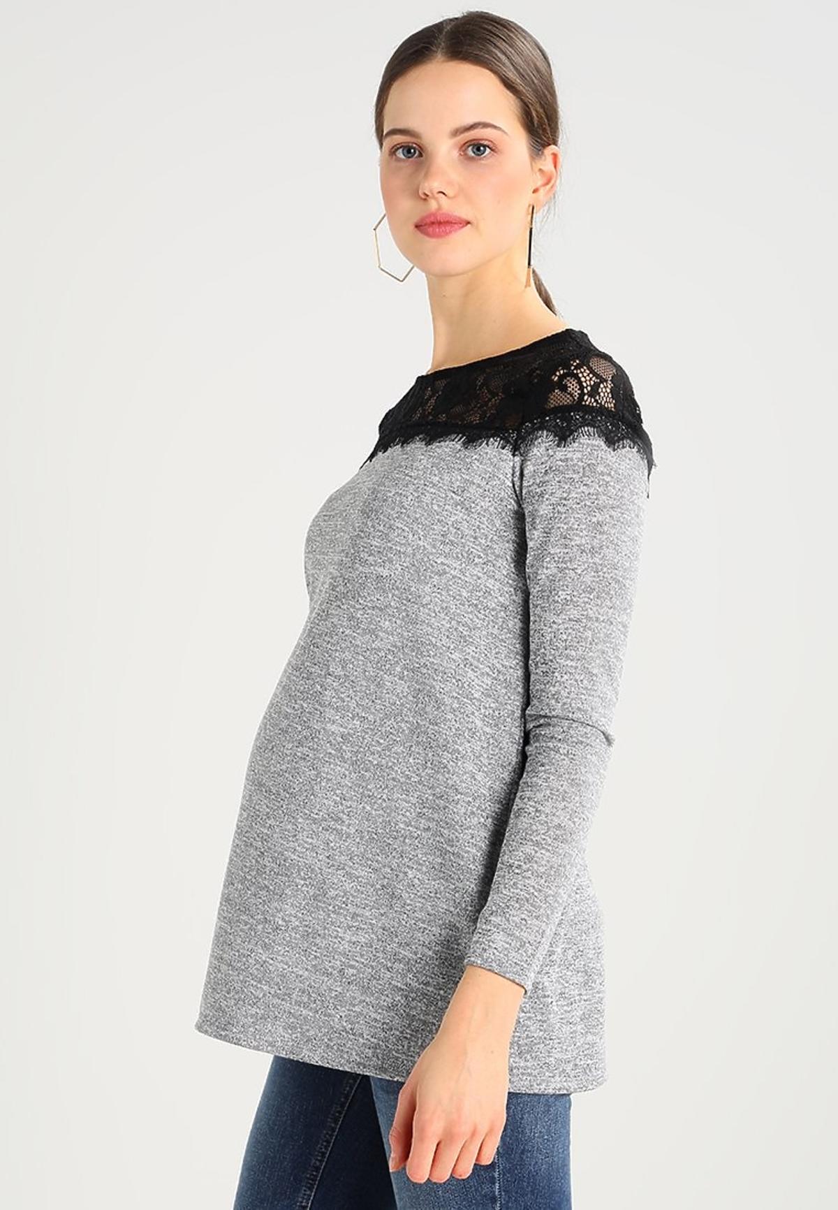 szary sweterek ciążowy z koronkową wstawka na ramionach.jpg