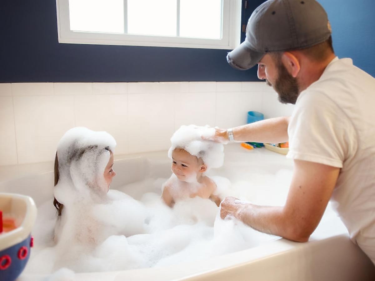 tata kąpie dzieci w wannie