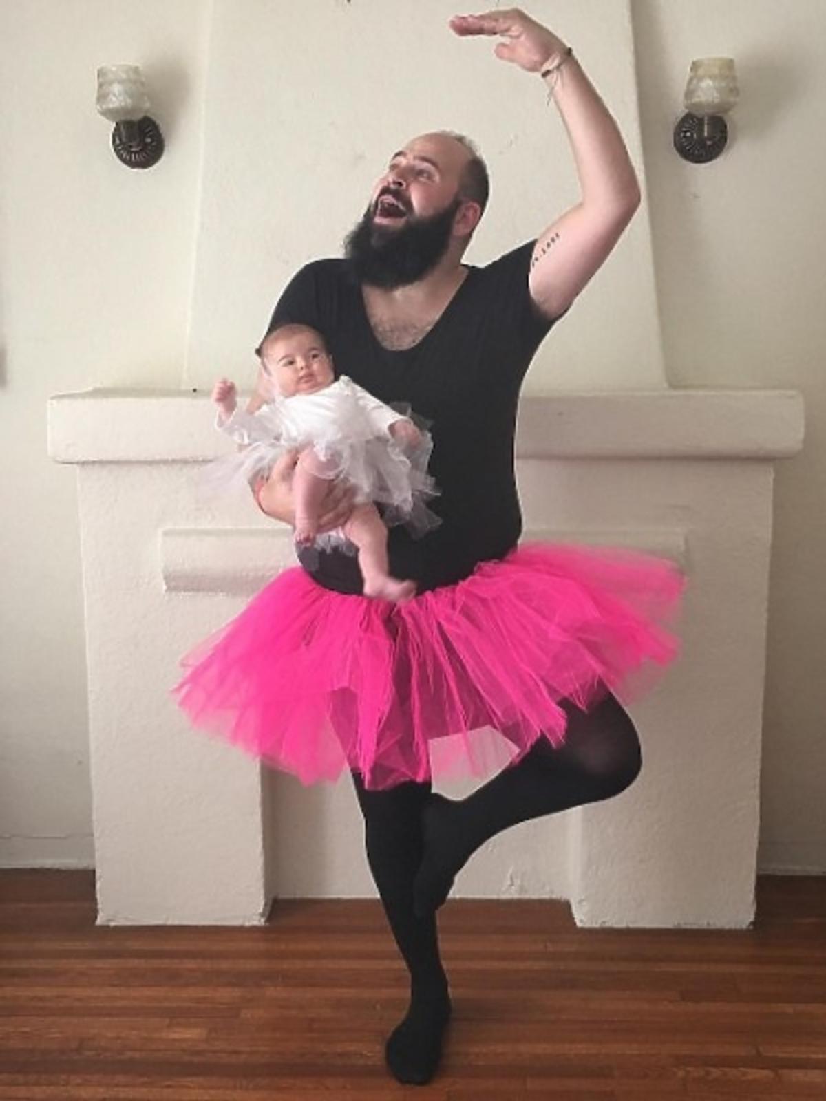 tata z córką tańczy w balecie zabawne zdjęcia.jpg
