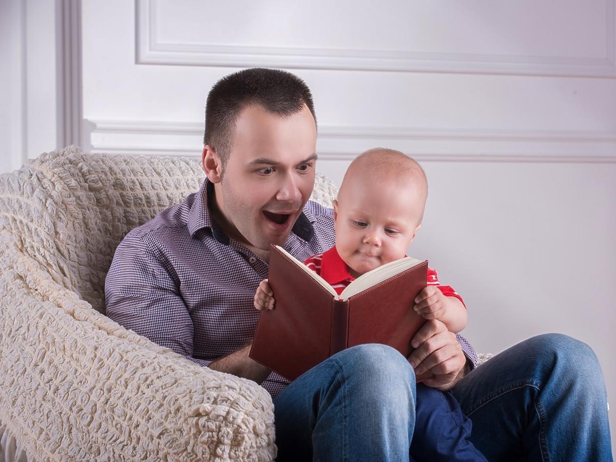 Tata z niemowlakiem czytającym książkę