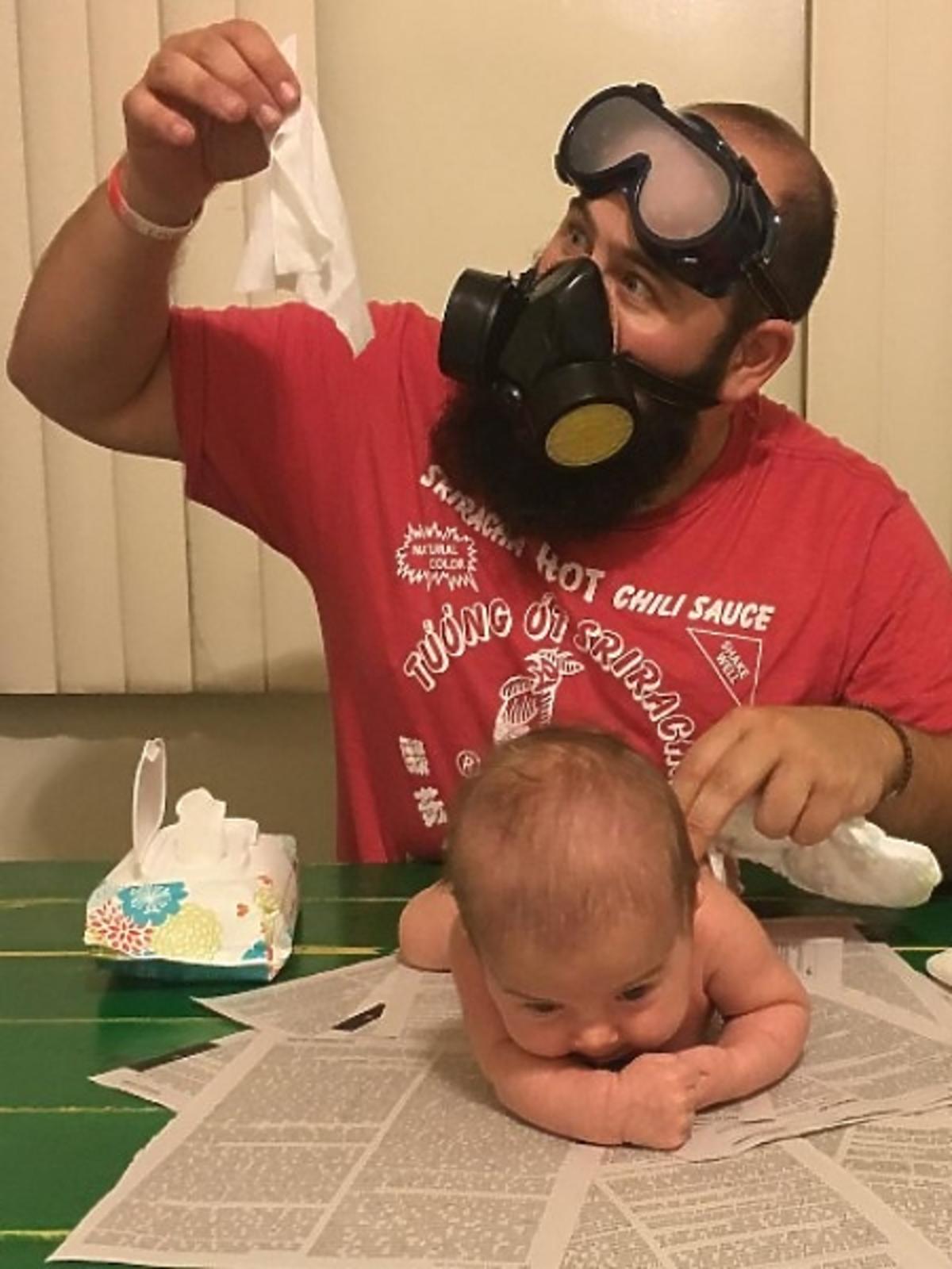 tata zmienia pieluchę córce w masce gazowej zabawne.jpg