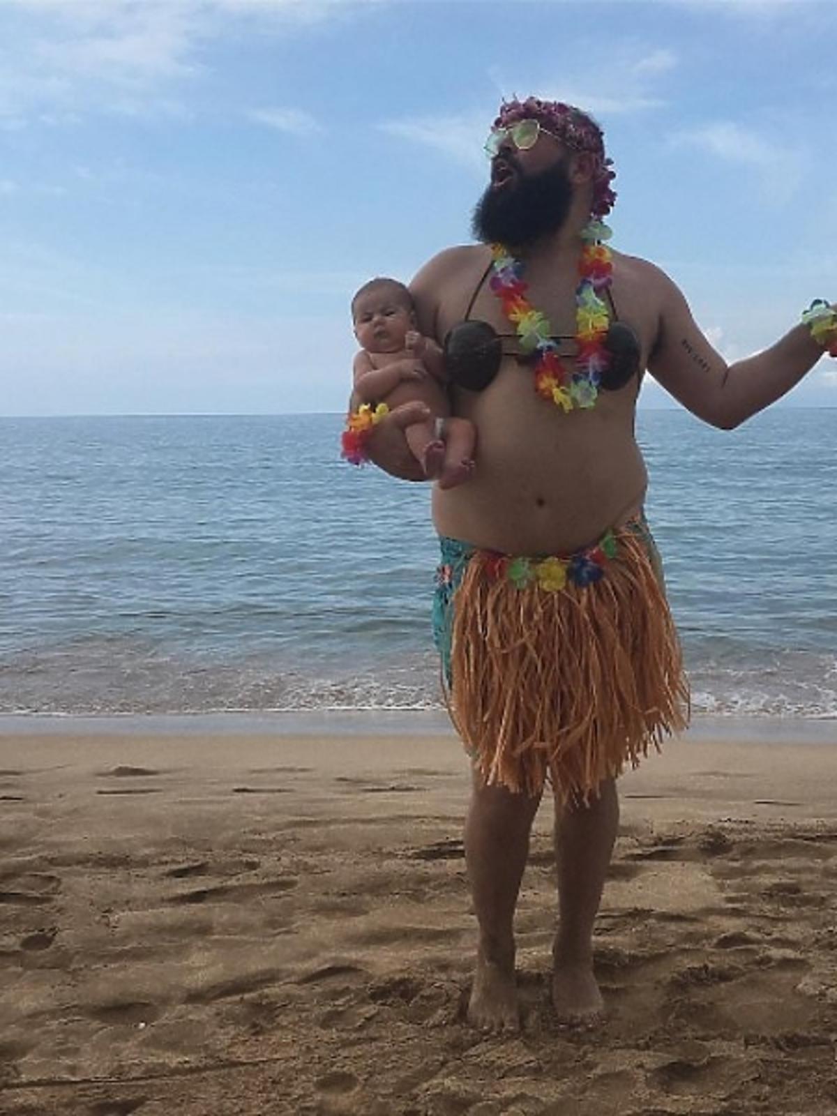 tatga z córką na plaży zabawne zdjęcia.jpg