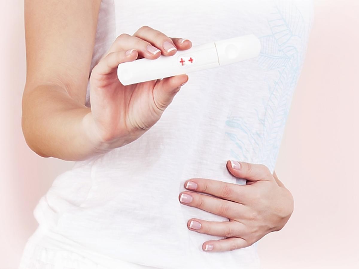 test ciążowy, pierwsze objawy ciąży, ciąża, kobieta