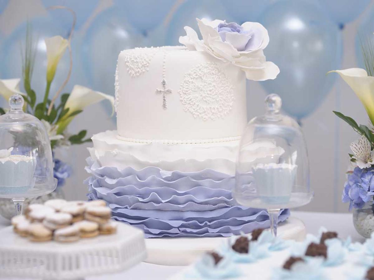 Piętrowy tort na chrzciny