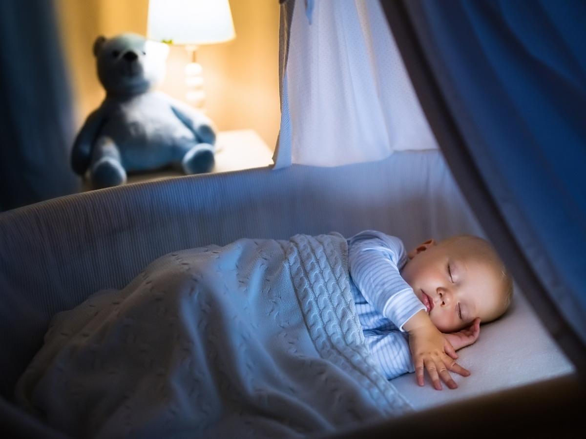 Twoje dziecko śpi przy zapalonym świetle? Nie rób tego błędu!