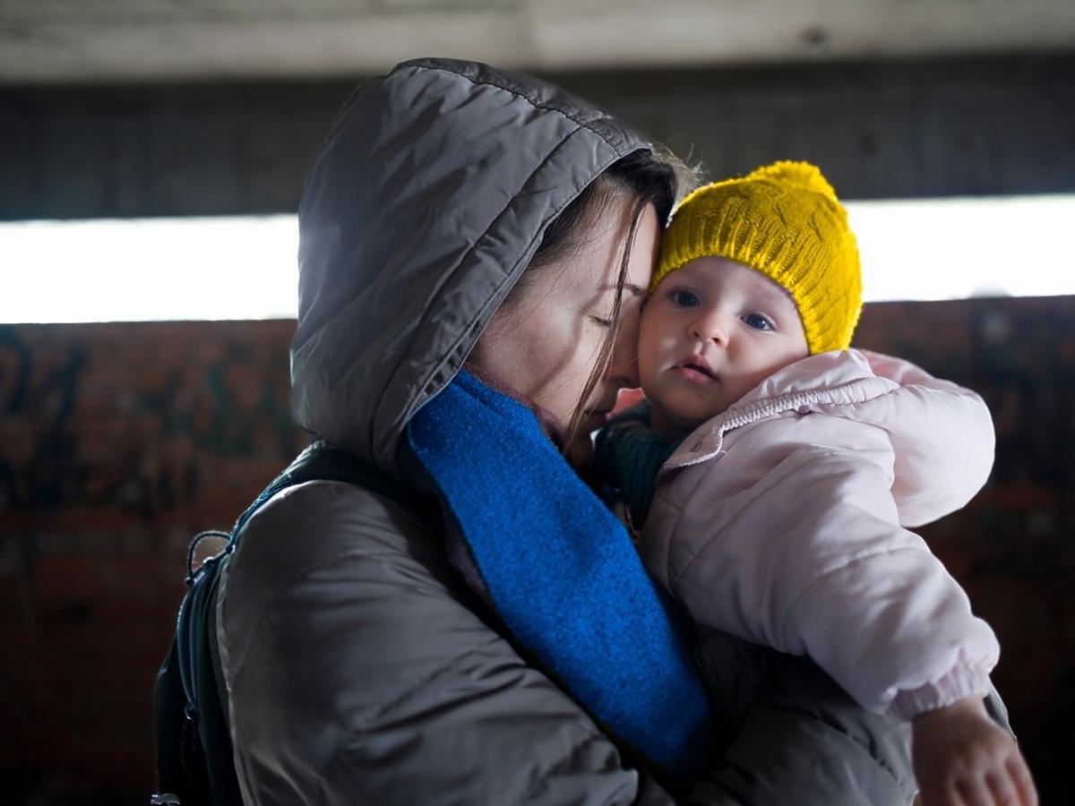 Ukraina: żywe dziecko przywiązane co zwłok matki. Między nimi mina