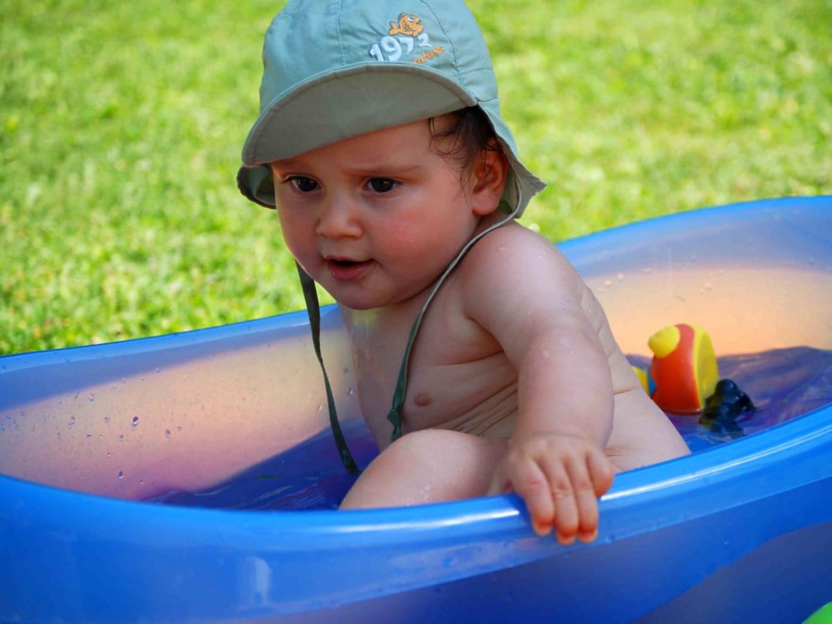 upał, gorąco, dziecko, kąpiel w baseniku, rady na upał