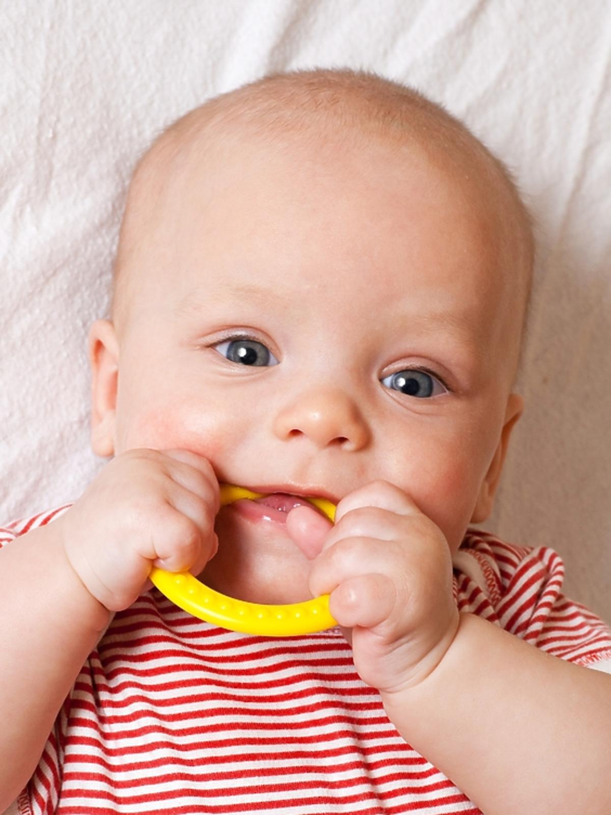 ząbkowanie niemowlaka, objawy ząbkowania, kiedy ząbkowanie, niemowlę, gryzak