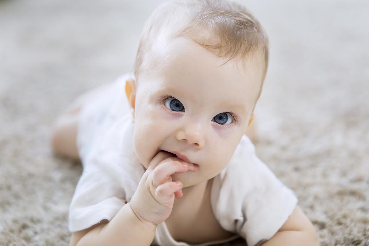 Zez u niemowlaka: przyczyny, rodzaje, leczenie