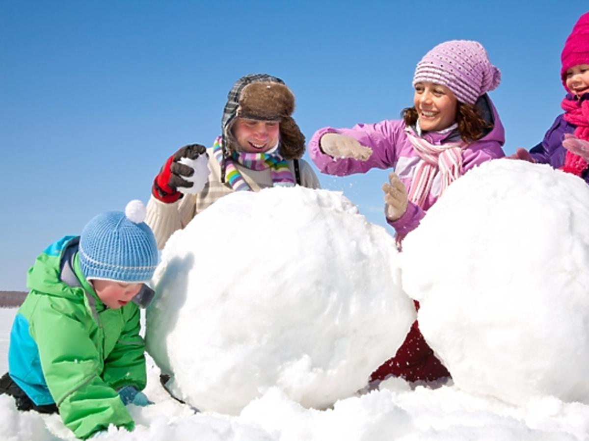 zimowe zabawy, zabawy na śniegu, lepienie bałwana, rodzina, dzieci