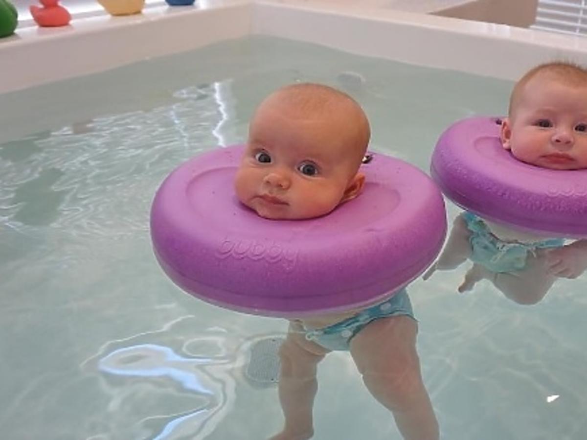 Niemowlaki w kąpieli w SPA dla niemowląt