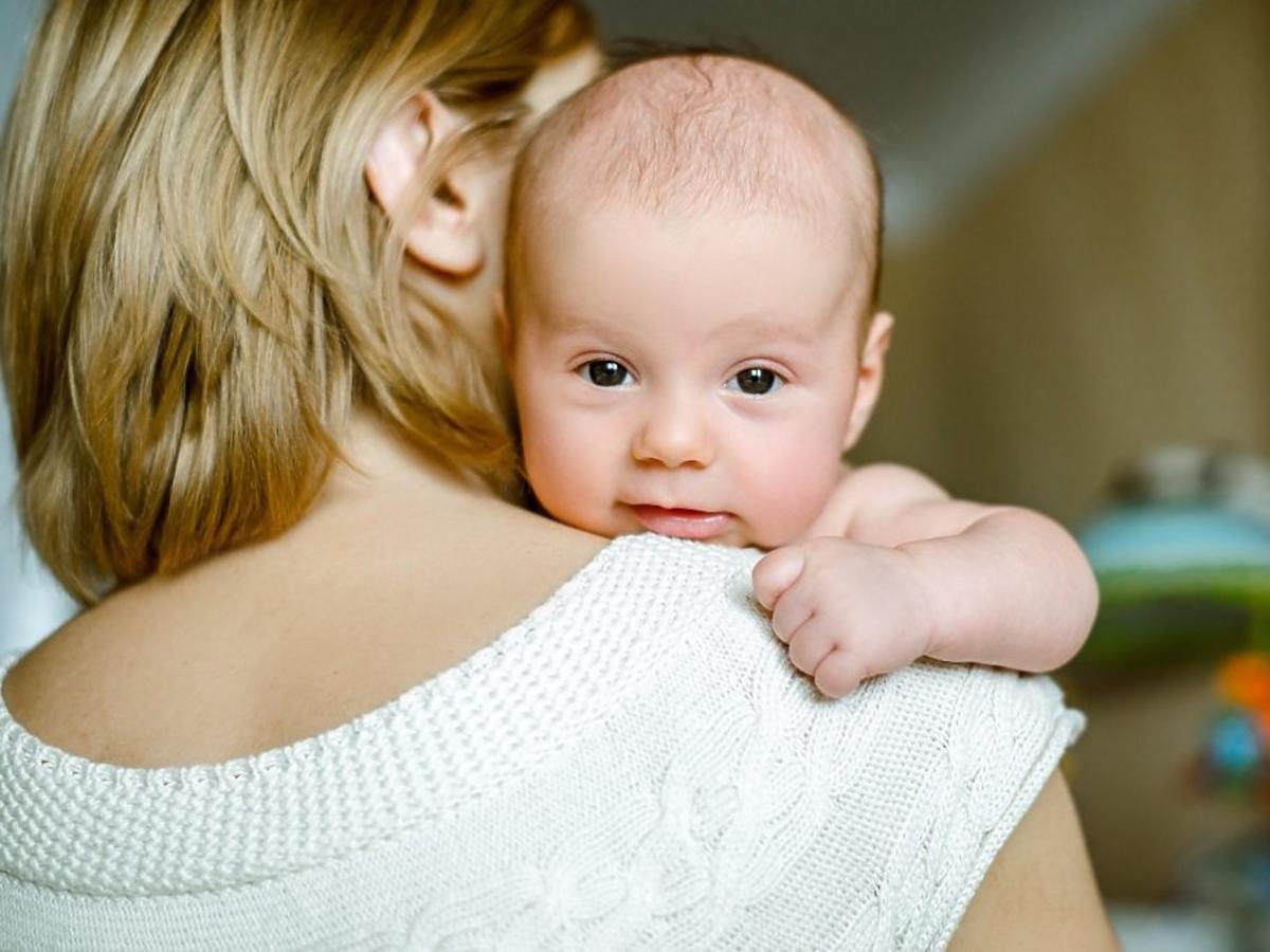 Niepracująca mama trzyma w ramionach niemowlę