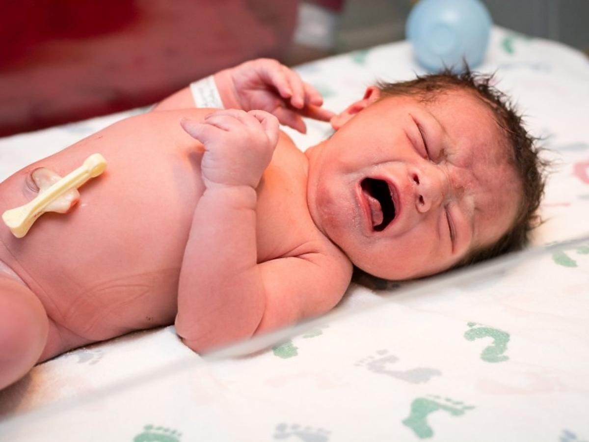 Nowo narodzona dziewczynka w szpitalu