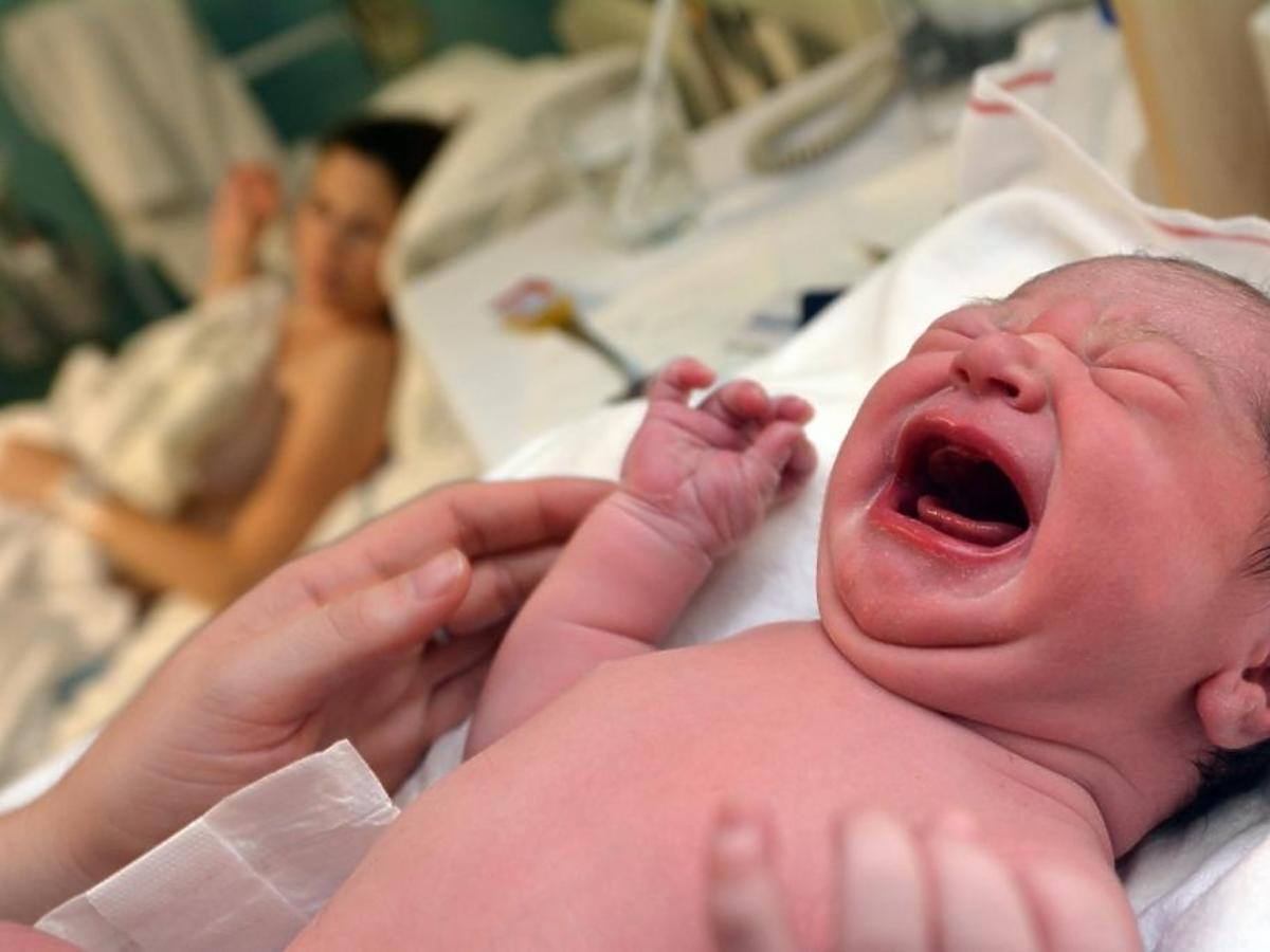 Noworodek płaczący w szpitalu