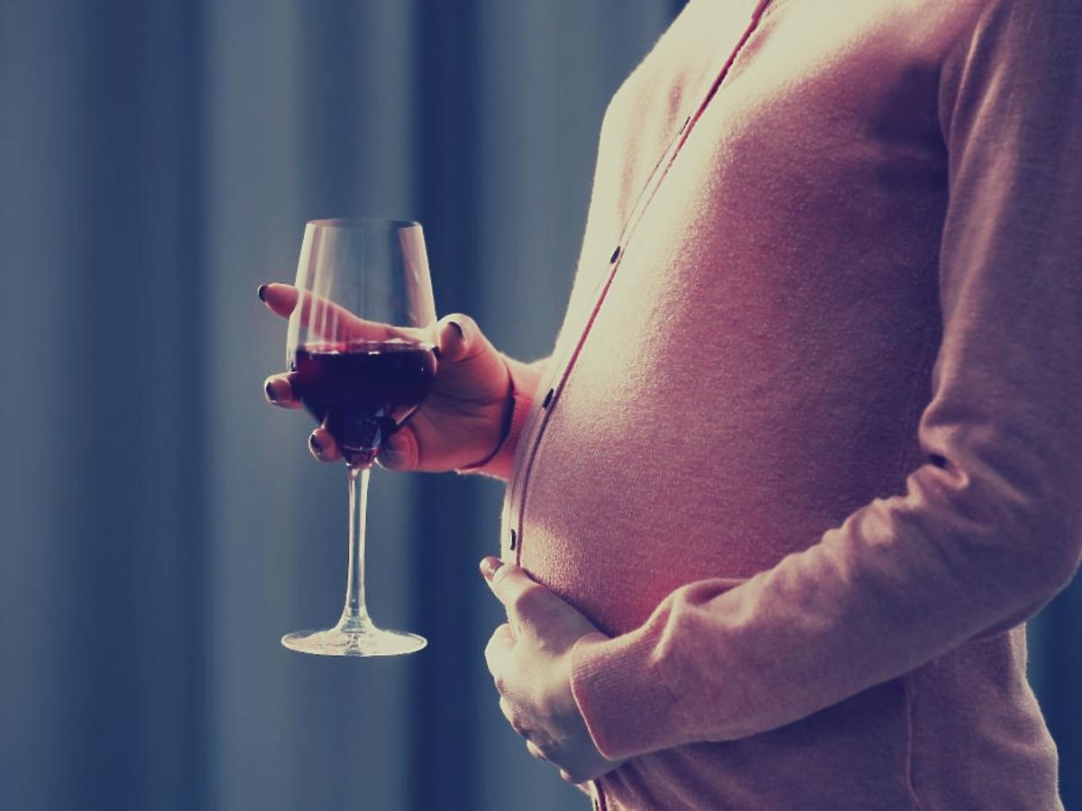 Picie alkoholu w ciąży jest zabronione i zagraża dziecku