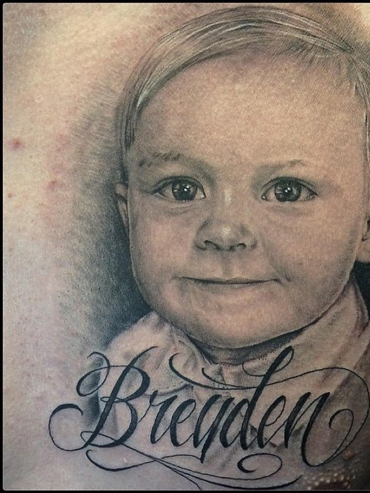 Portret dziecka to popularny, choć niebezpieczny pomysł na tatuaż dla rodzica
