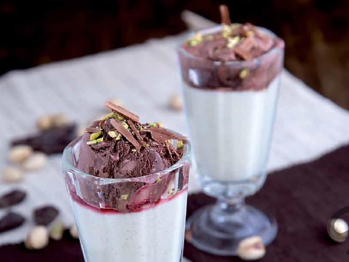 Puchar waniliowy z kaszą manną z lodami czekoladowo-wiśniowymi z posypką pistacjową