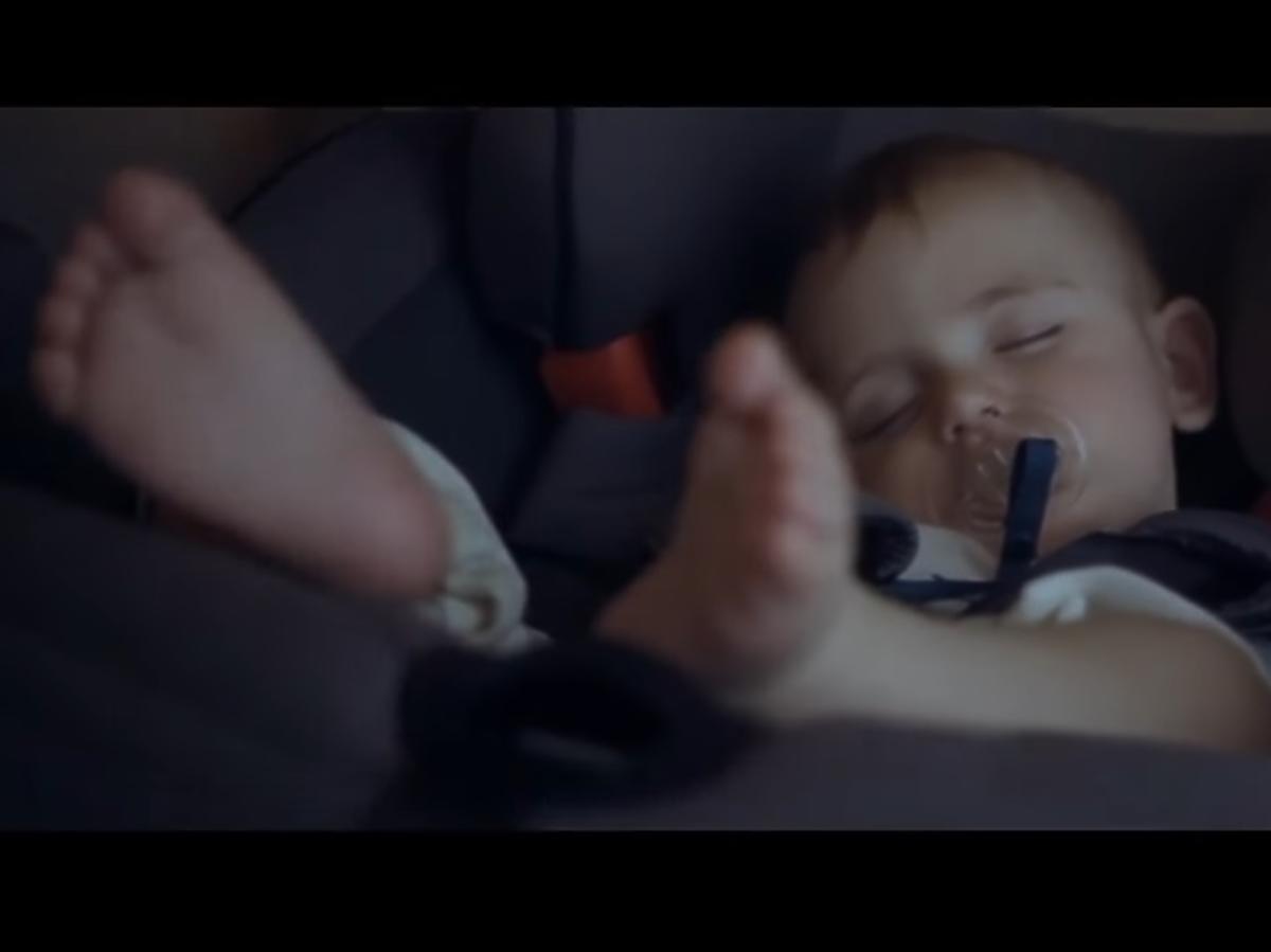 Renault wykorzystuje w nowej reklamie popularną metodę usypiania niemowląt i małych dzieci