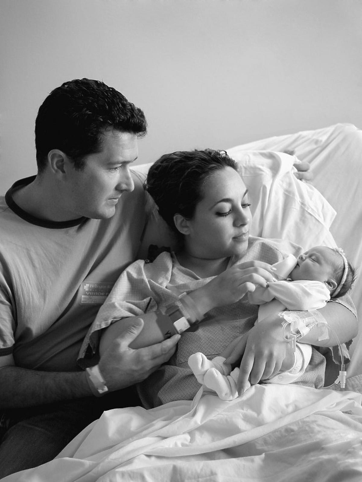 Rodzice z noworodkiem w szpitalu