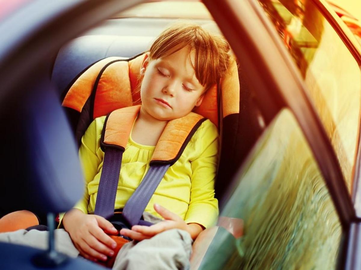 Śpiąca dziewczynka w samochodzie