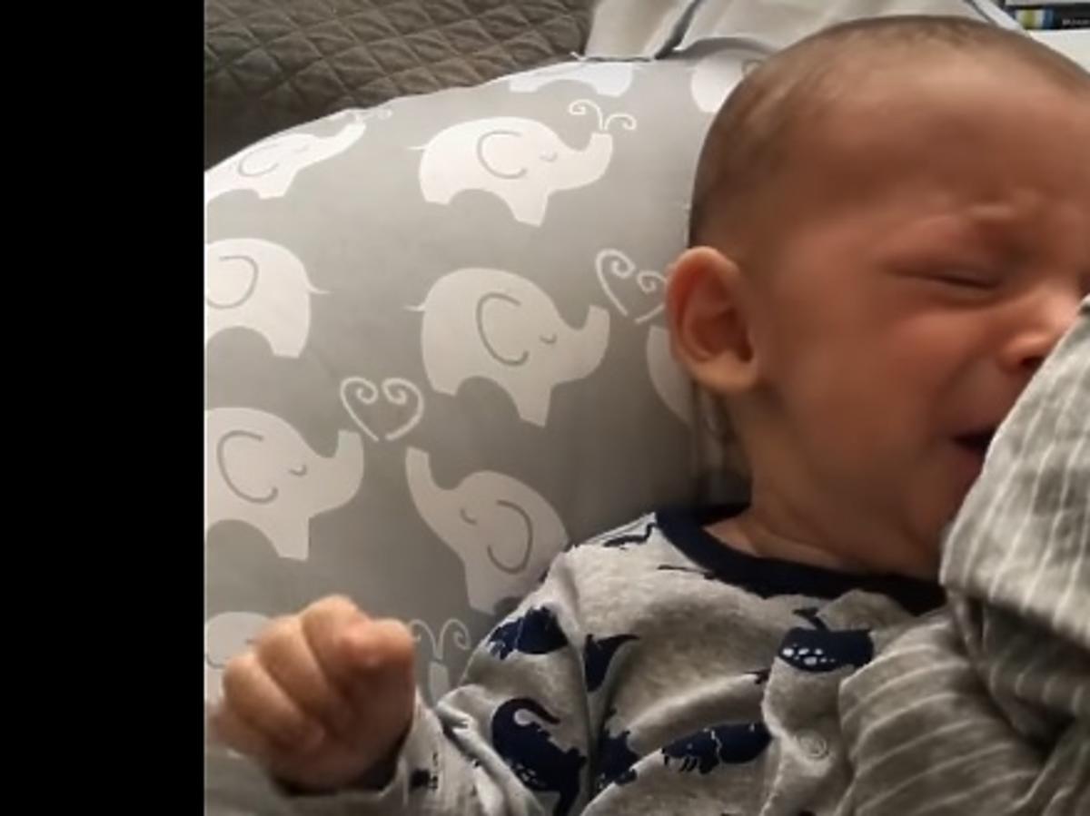 Tata ma niezawodny sposób na płacz niemowlaka