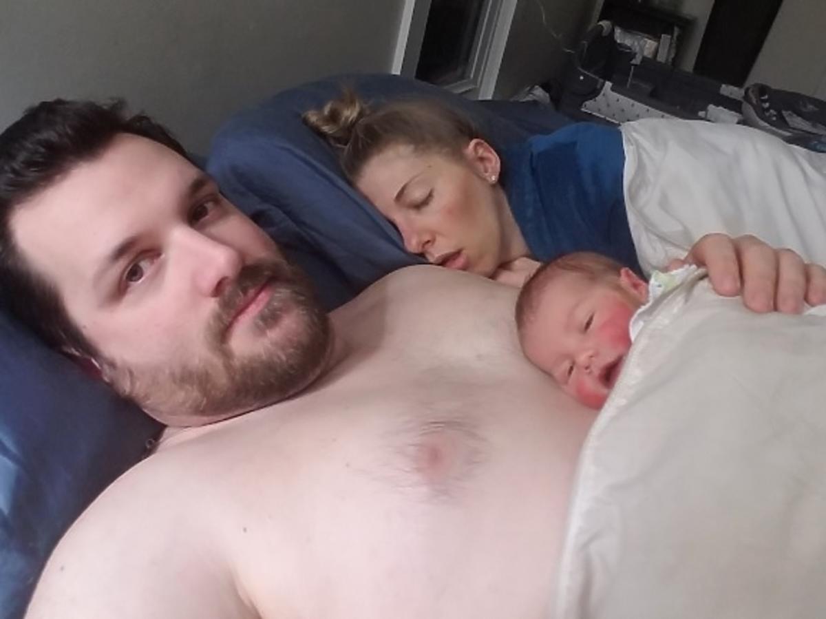 Tata opiekuje się dzieckiem, kiedy jego żona spi