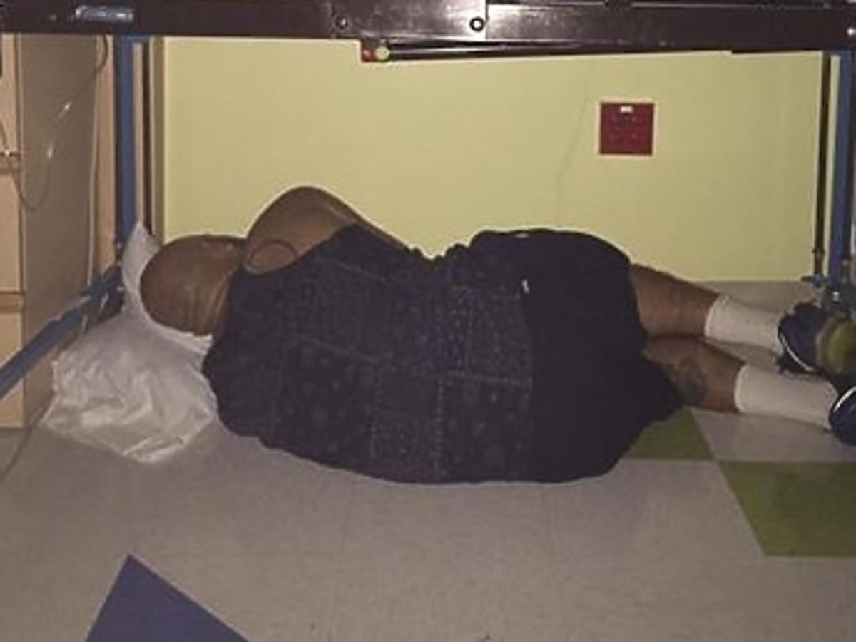 Tata śpi pod łóżeczkiem nowo narodzonego dziecka