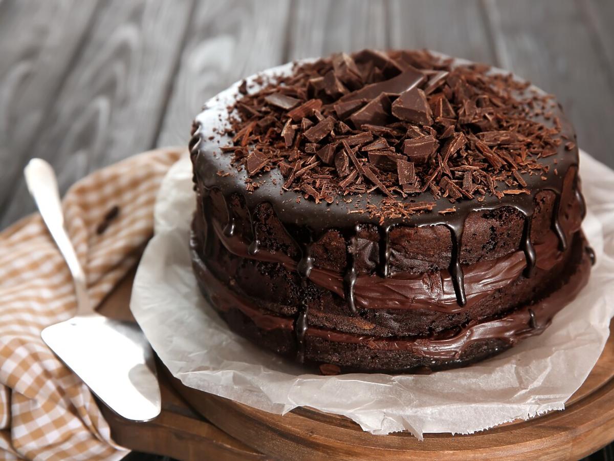 Urodzinowy torcik czekoladowo-wiśniowy