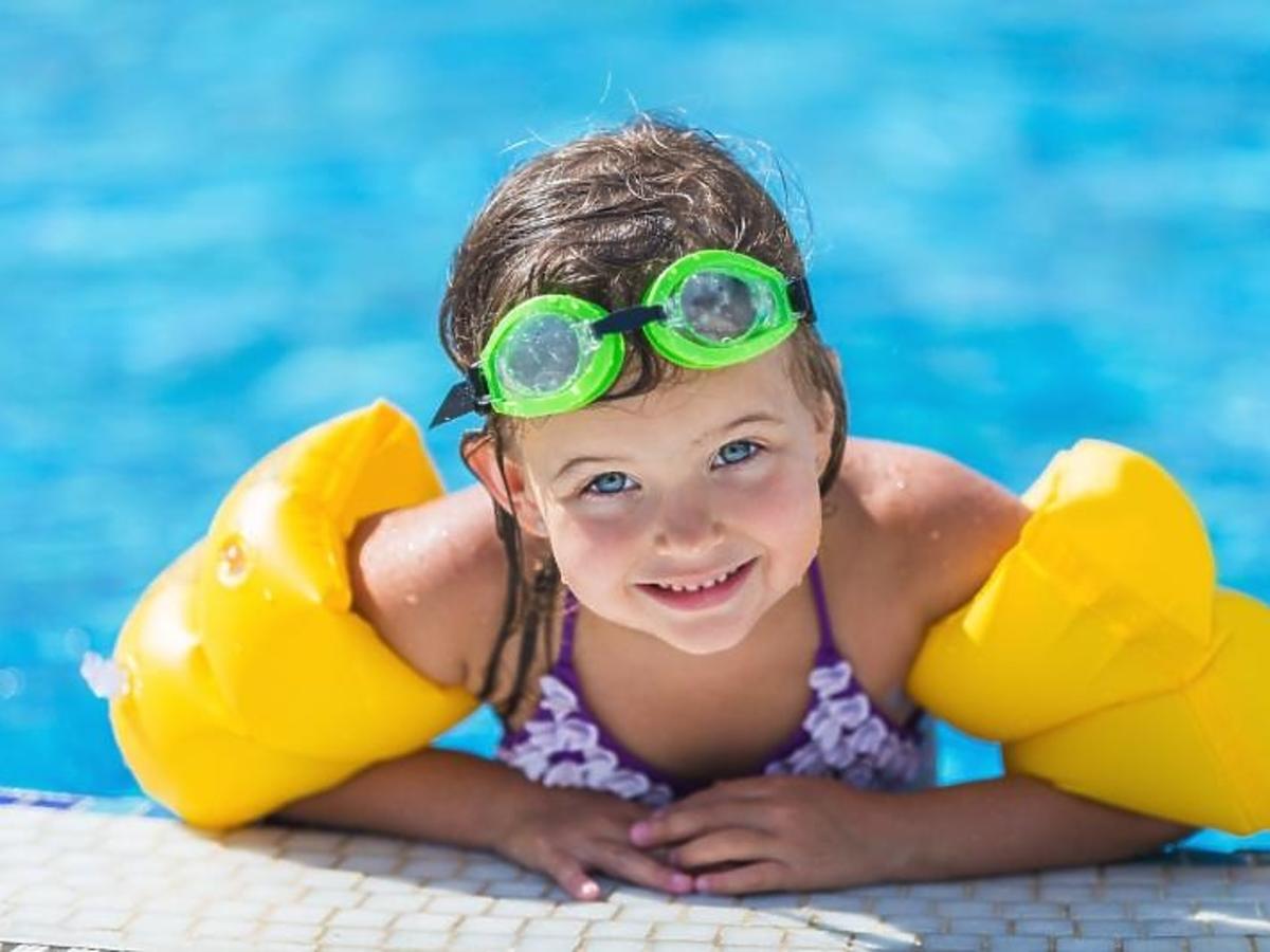 Uśmiechnięta dziewczynka w basenie