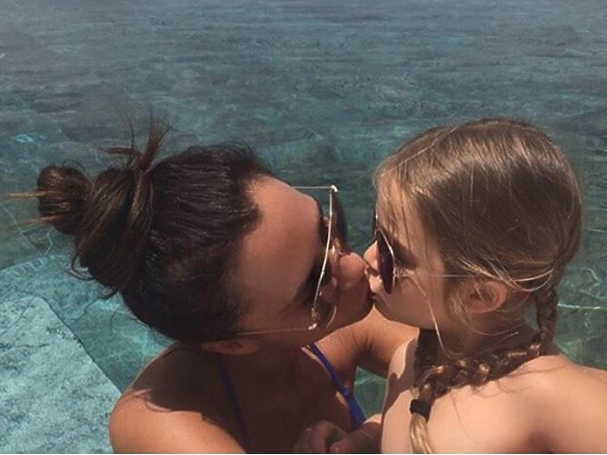 Victoria Beckham z córką pocałunek