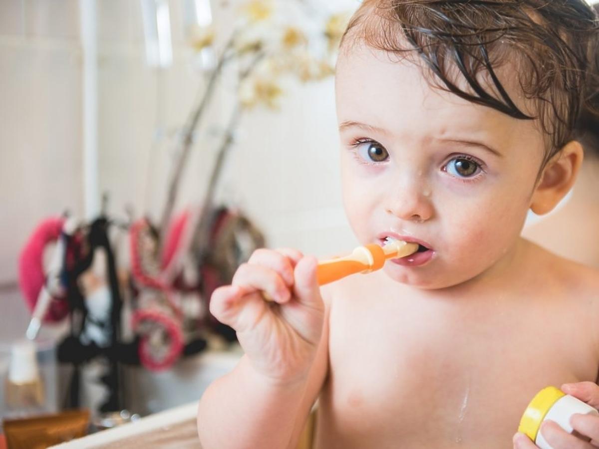 Większość rodziców w Polsce nie wie, jak dbać o zęby mleczne dziecka