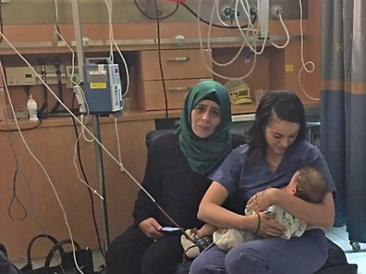 Żydowska pielęgniarka karmiąca piersią dziecko palestyńskiej matki